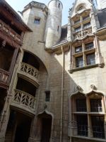 Dijon - Innenhof &ndash; &copy; Hans-Joachim Trutz (Eberhardt TRAVEL)