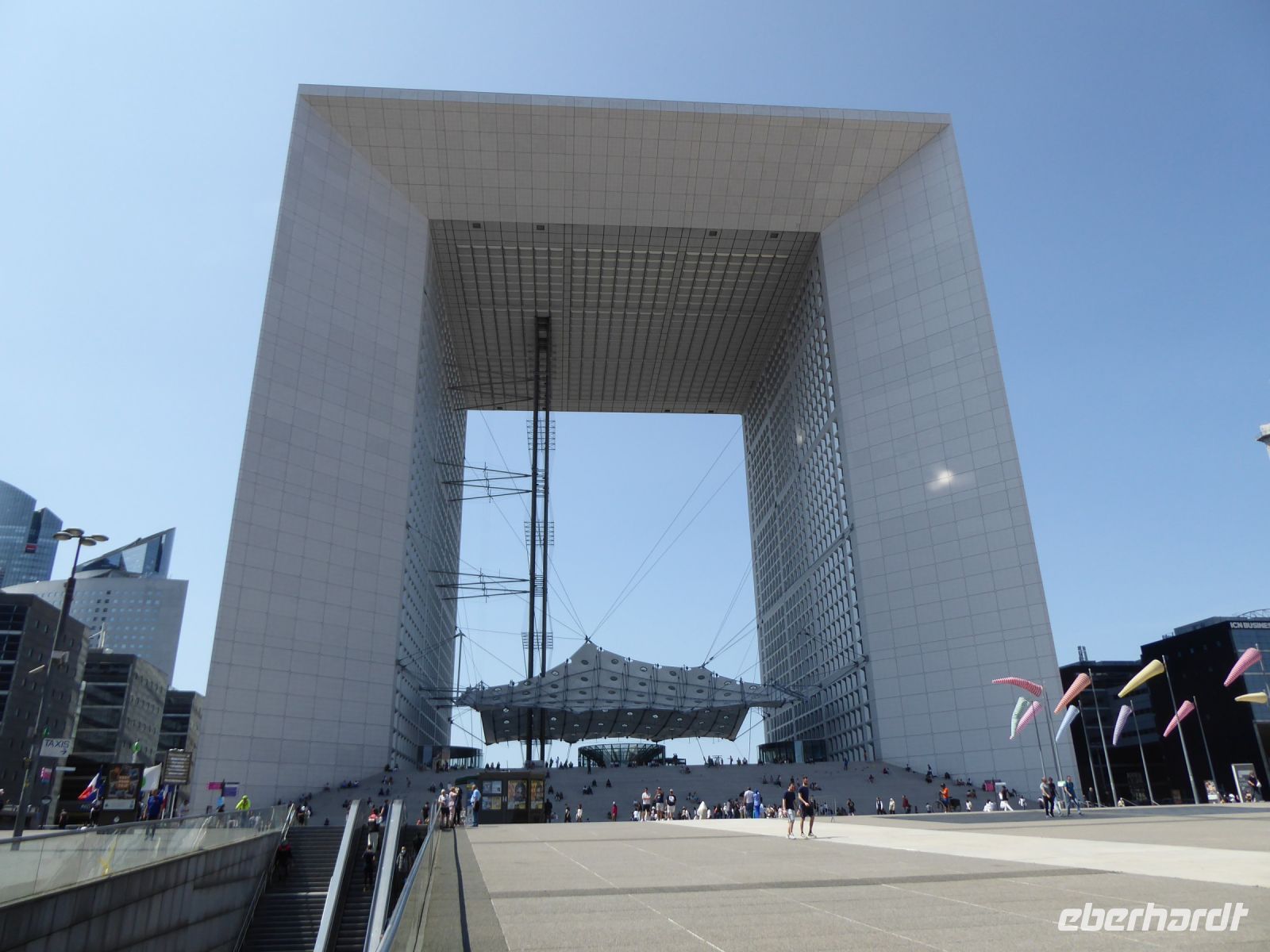 Tag 2 28.05.2023 Stadterkundung, La Défense, Le grand arche &ndash; &copy; Gabriele Sauer (Eberhardt TRAVEL)