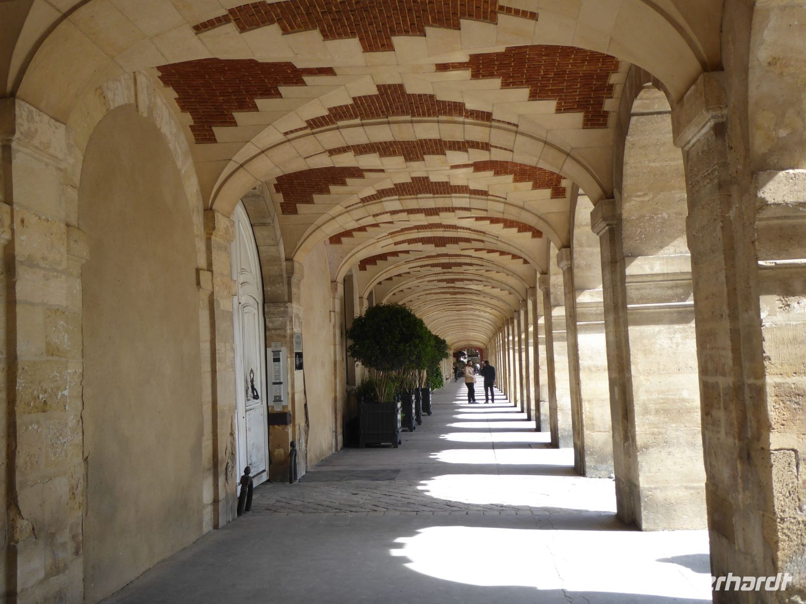 Tag 4 30.05.2023 Spaziergang im Marais, Place des Vosges &ndash; &copy; Gabriele Sauer (Eberhardt TRAVEL)