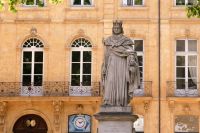 König René mit Weintraube &ndash; &copy; Gina Egenolf (Eberhardt TRAVEL)