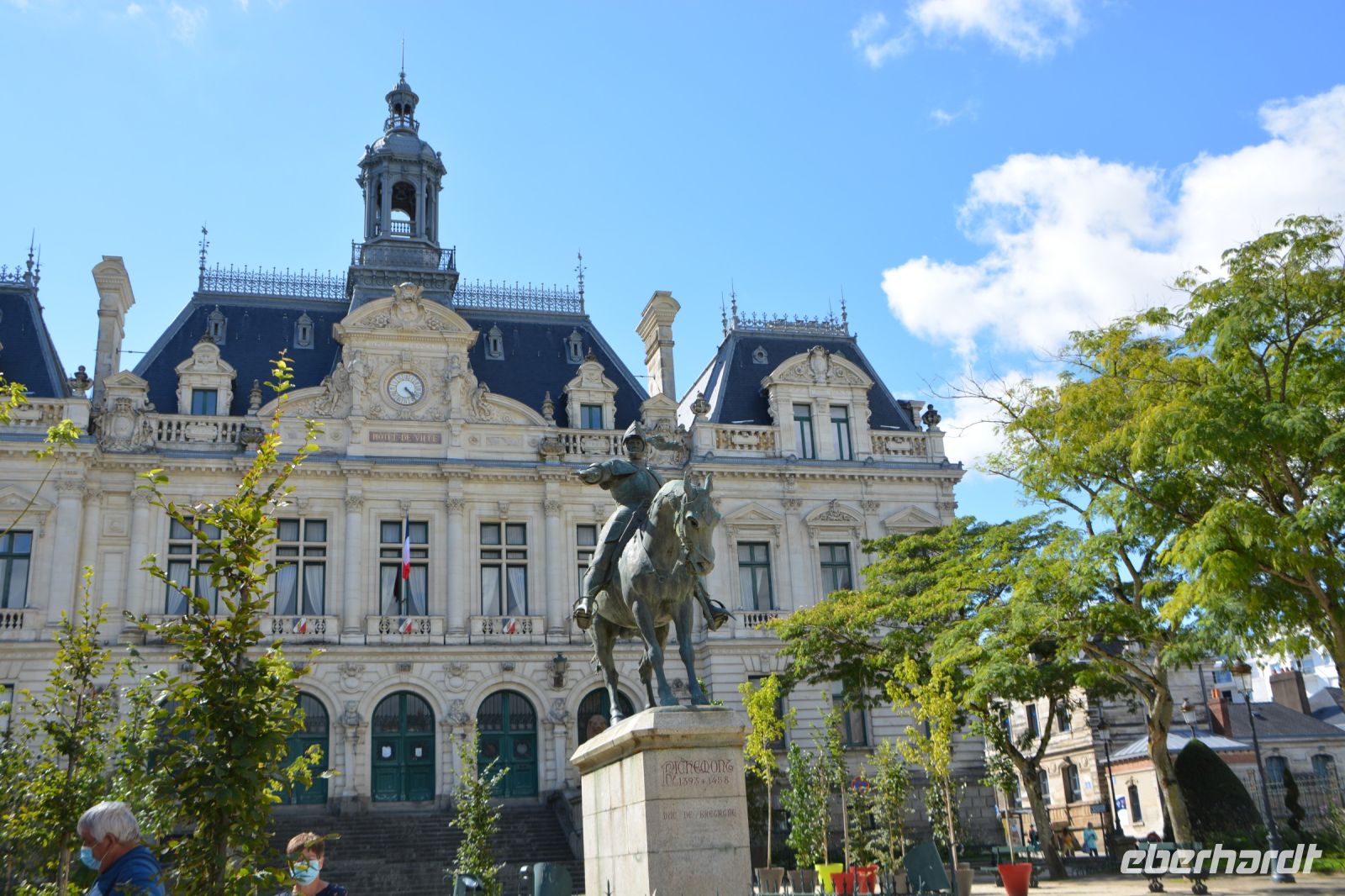 das Rathaus von Vannes mit Richemont (ein Graf der Bretagne) &ndash; &copy; Gina Egenolf (Eberhardt TRAVEL)