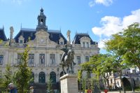 das Rathaus von Vannes mit Richemont (ein Graf der Bretagne) &ndash; &copy; Gina Egenolf (Eberhardt TRAVEL)