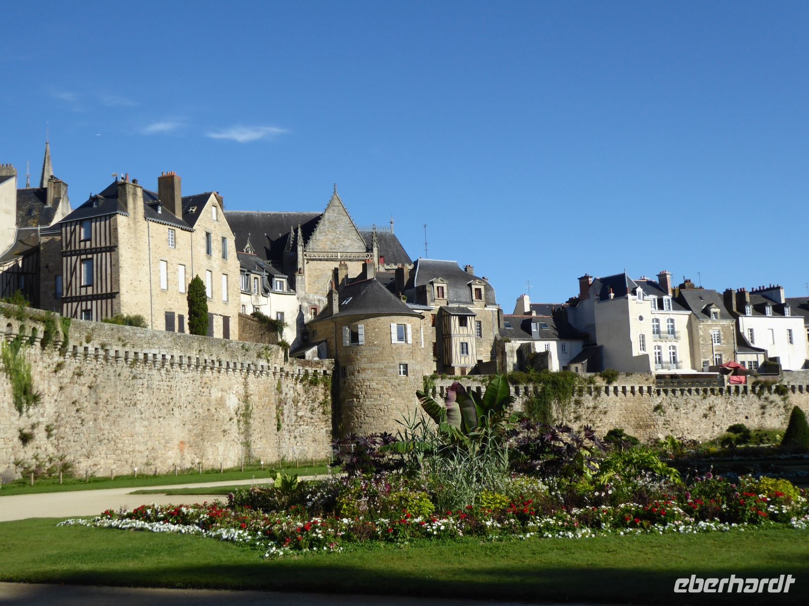 Tag 3 21.08.2023 Stadtführung in Vannes, Stadtmauer &ndash; &copy; Gabriele Sauer (Eberhardt TRAVEL)