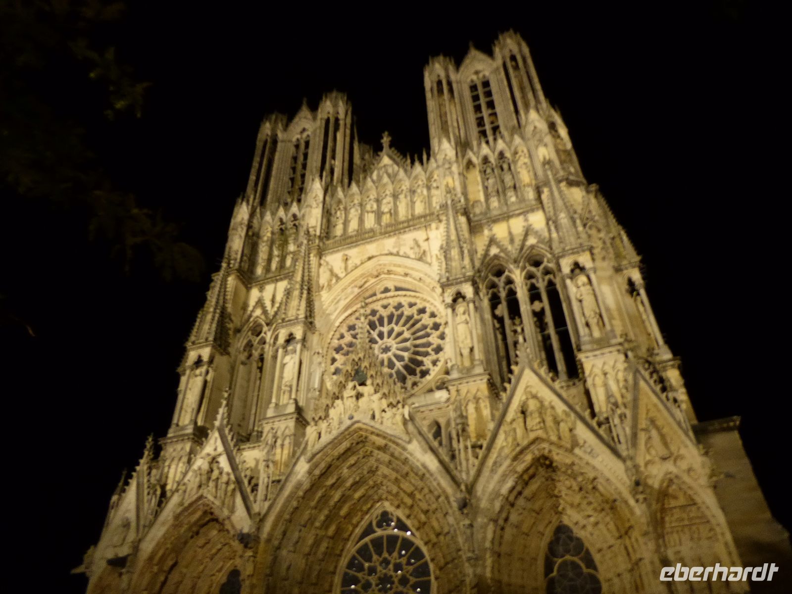 Tag 10 28.08.2023 Nachtspaziergang in Reims, Kathedrale &ndash; &copy; Gabriele Sauer (Eberhardt TRAVEL)