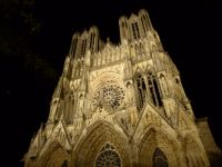 Tag 10 28.08.2023 Nachtspaziergang in Reims, Kathedrale &ndash; &copy; Gabriele Sauer (Eberhardt TRAVEL)