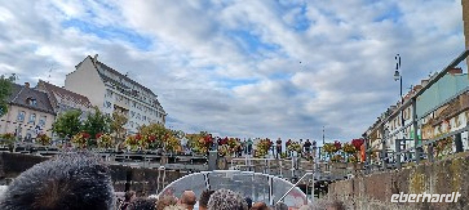 Straßburg- Leute winken von der Brücke &ndash; &copy; Ute Solf (Eberhardt TRAVEL)