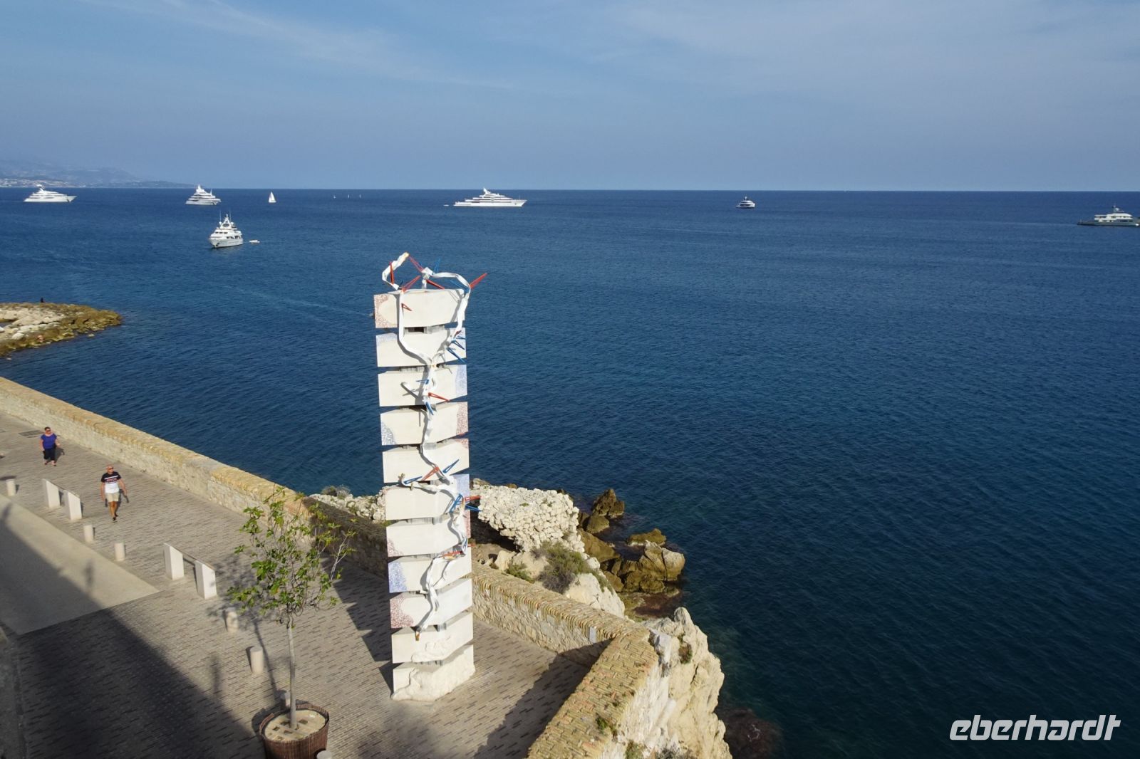 Tag 4 05.10.2023 Antibes, Säule am Meer, Bernhard Pages &ndash; &copy; Gabriele Sauer (Eberhardt TRAVEL)