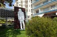 Tag 4 05.10.2023 Cannes, Kunst mit Eimer, David David &ndash; &copy; Gabriele Sauer (Eberhardt TRAVEL)