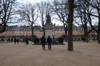 Tag 3, 30.12.2023 Denkmal auf der Place des Vosges &ndash; &copy; Gabriele Sauer (Eberhardt TRAVEL)