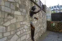 Tag 4, 31.12.2023 Entdeckungsspaziergang über den Montmartre, Ein Mann geht durch die Wand &ndash; &copy; Gabriele Sauer (Eberhardt TRAVEL)