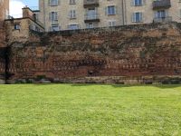 gemusterte gallorömische Stadtmauer von Le Mans.jpg &ndash; &copy; Dr. Michael Krause (Eberhardt TRAVEL)