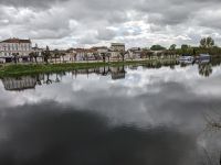 Blick über die Charente zum neuen Teil von Saintes.jpg &ndash; &copy; Dr. Michael Krause (Eberhardt TRAVEL)