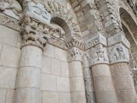 reich verzierte Kapitelle von Notre Dame de la Grande.jpg &ndash; &copy; Dr. Michael Krause (Eberhardt TRAVEL)