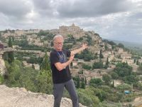 Provence Intensiv - Der Reiseleiter vor dem Bergdorf Gordes &ndash; &copy; Ekkehard Villing (Eberhardt TRAVEL)