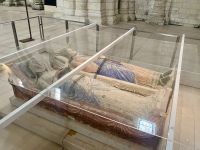 RADREISE LOIRE 3.-11.9.24: Die Liegefiguren von Eleonore von Aquitanien und Heinrich II. &ndash; &copy; Ekkehard Villing (Eberhardt TRAVEL)