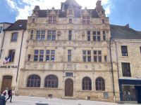 Burgund vom Feinsten - Das Rathaus von Parey-le-Monial &ndash; &copy; Ekkehard Villing (Eberhardt TRAVEL)
