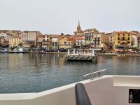 20241014_140351, Blick vom Boot auf Calvis Uferpromenade.jpg &ndash; &copy; Claudia Hartwich (Eberhardt TRAVEL)