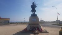 Colleville-Montgomery, Denkmal von Bill Millin &ndash; &copy; Beate Schroedter (Eberhardt TRAVEL)