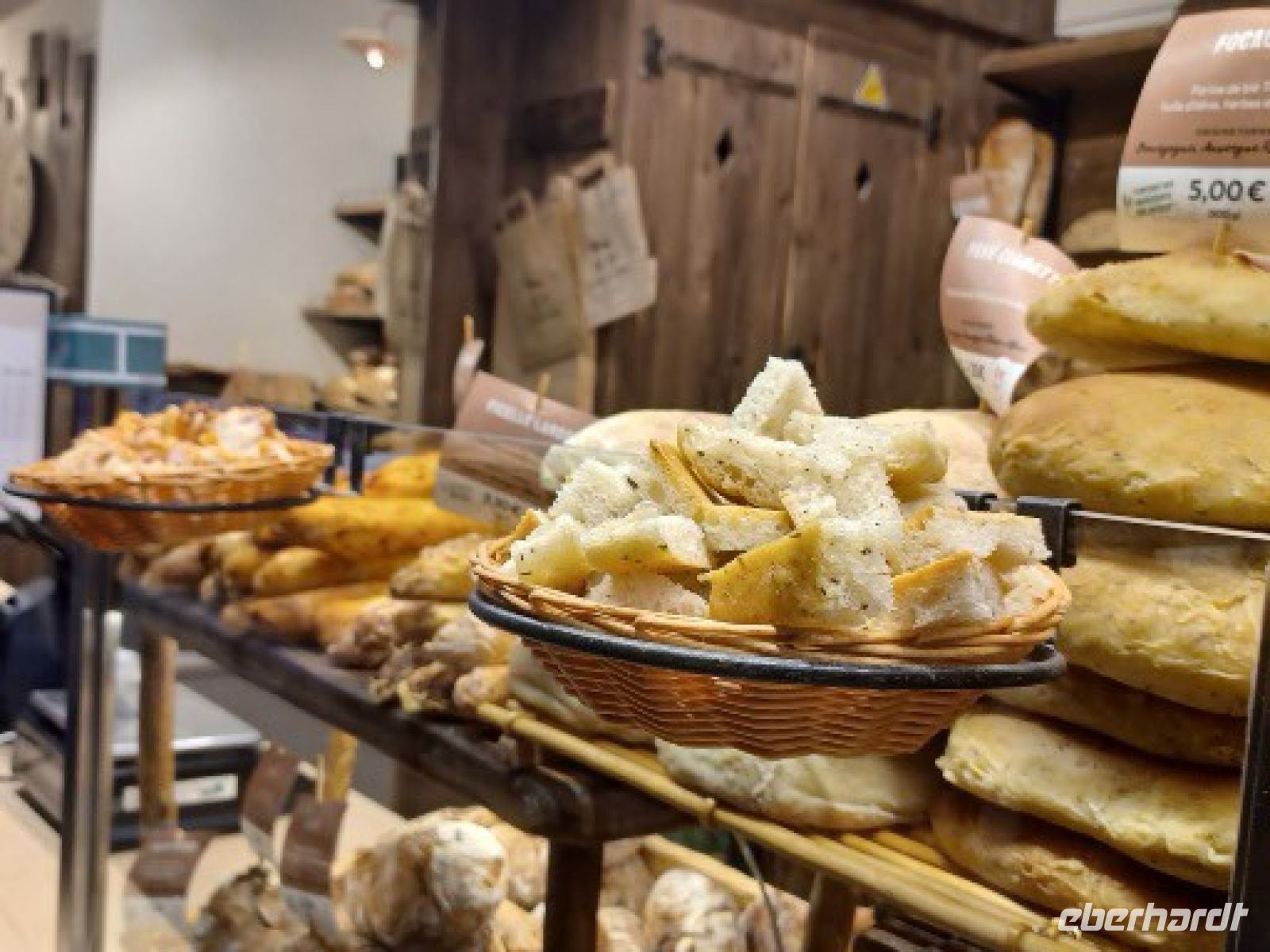 Lyon - Markthalle- Brotverkostung &ndash; &copy; Ute Solf (Eberhardt TRAVEL)