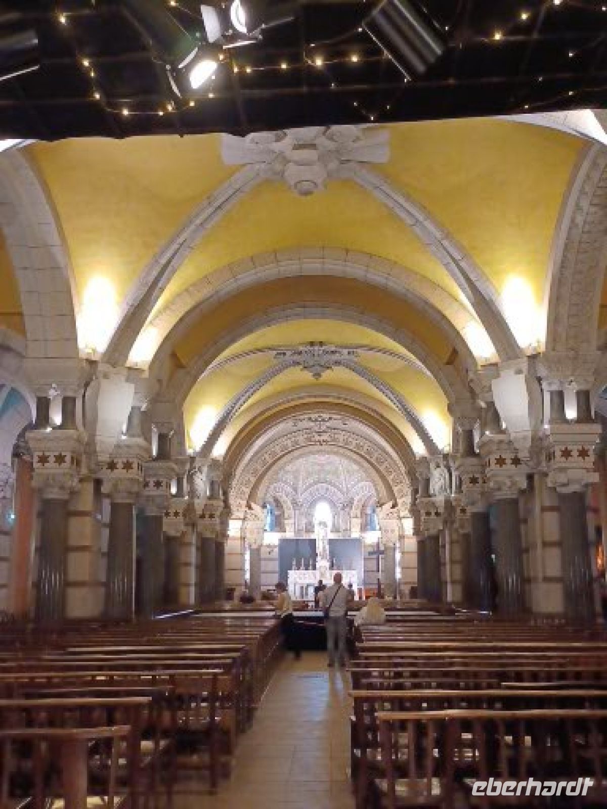 Lyon - Notre-Dame -Krypta  mit Blick zum Altar &ndash; &copy; Ute Solf (Eberhardt TRAVEL)