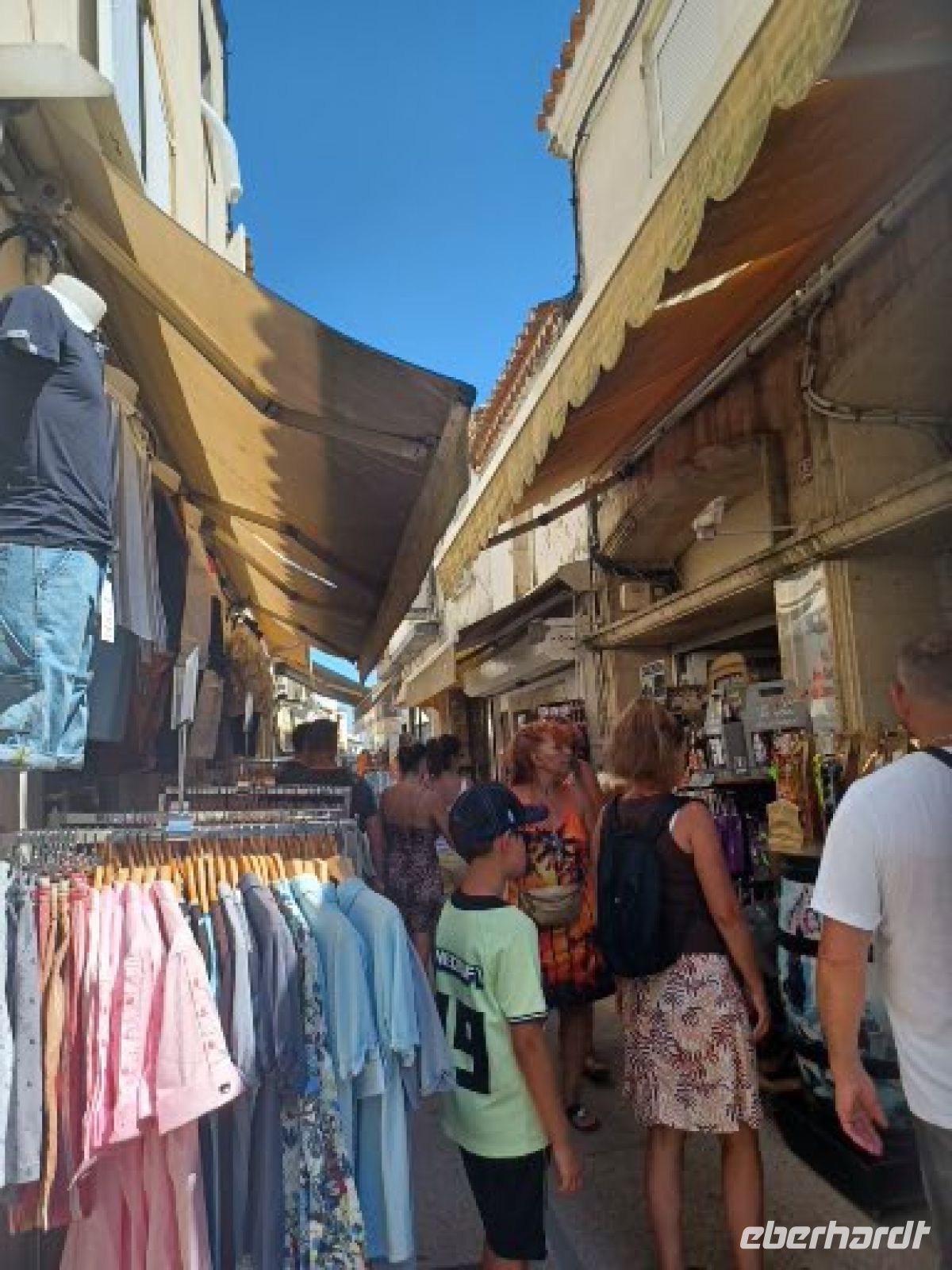Saintes -Maries  - de la- Mer -Einkaufsstraße &ndash; &copy; Ute Solf (Eberhardt TRAVEL)
