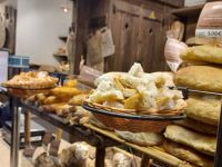 Lyon - Markthalle- Brotverkostung &ndash; &copy; Ute Solf (Eberhardt TRAVEL)