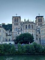 Lyon - zwei Kirchen übereinander: Kathedrale des hlg. Johannes, darüber  Notre-Dame &ndash; &copy; Ute Solf (Eberhardt TRAVEL)