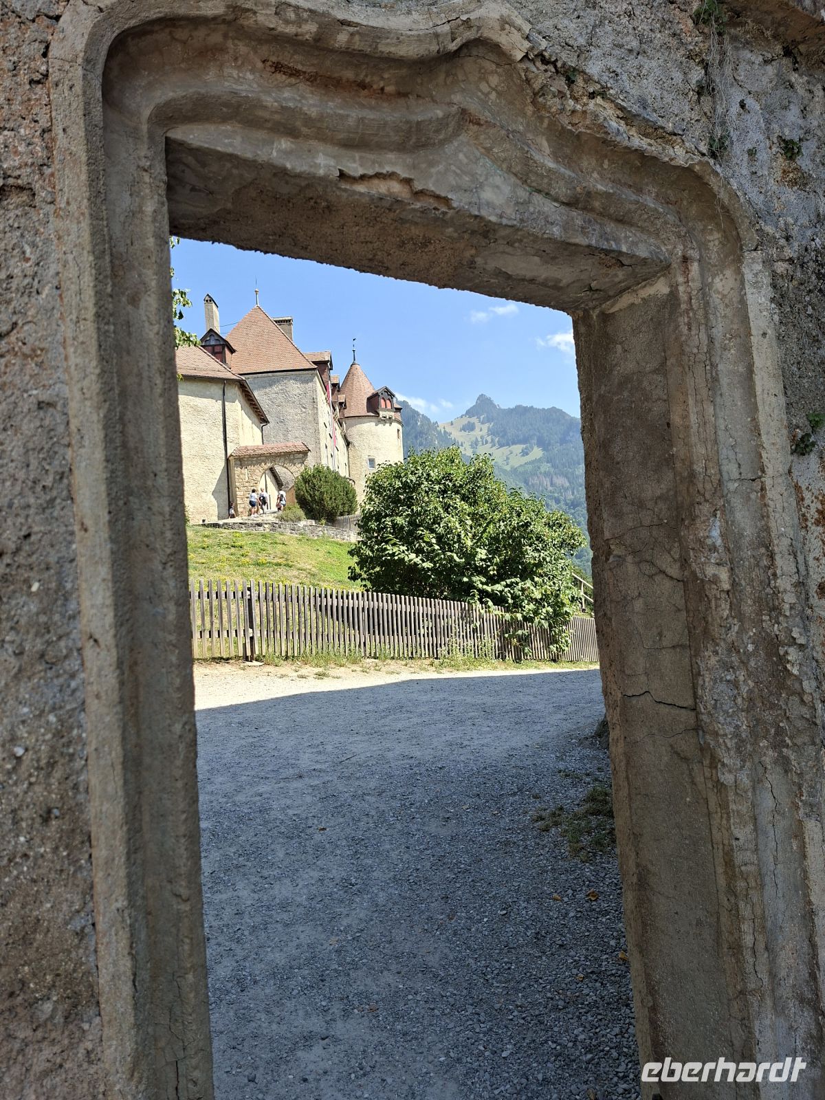Gruyère- Durchblick auf das Schloss &ndash; &copy; Ute Solf (Eberhardt TRAVEL)
