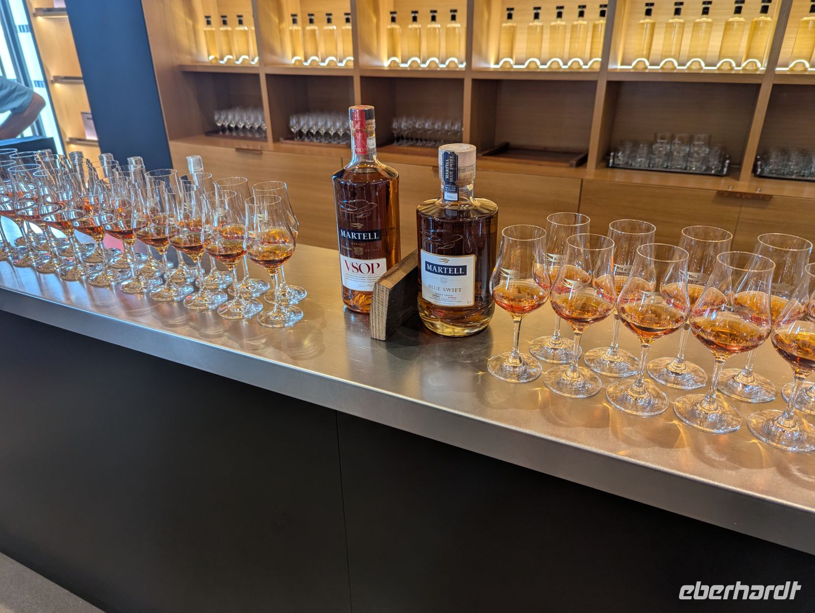 25. Cognac-Probe in der Brennerei Martell.jpg &ndash; &copy; Florian Härtl (Eberhardt TRAVEL)