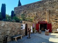Eingang Abteil Fontfroide Weinprobe &ndash; &copy; Gina Egenolf (Eberhardt TRAVEL)