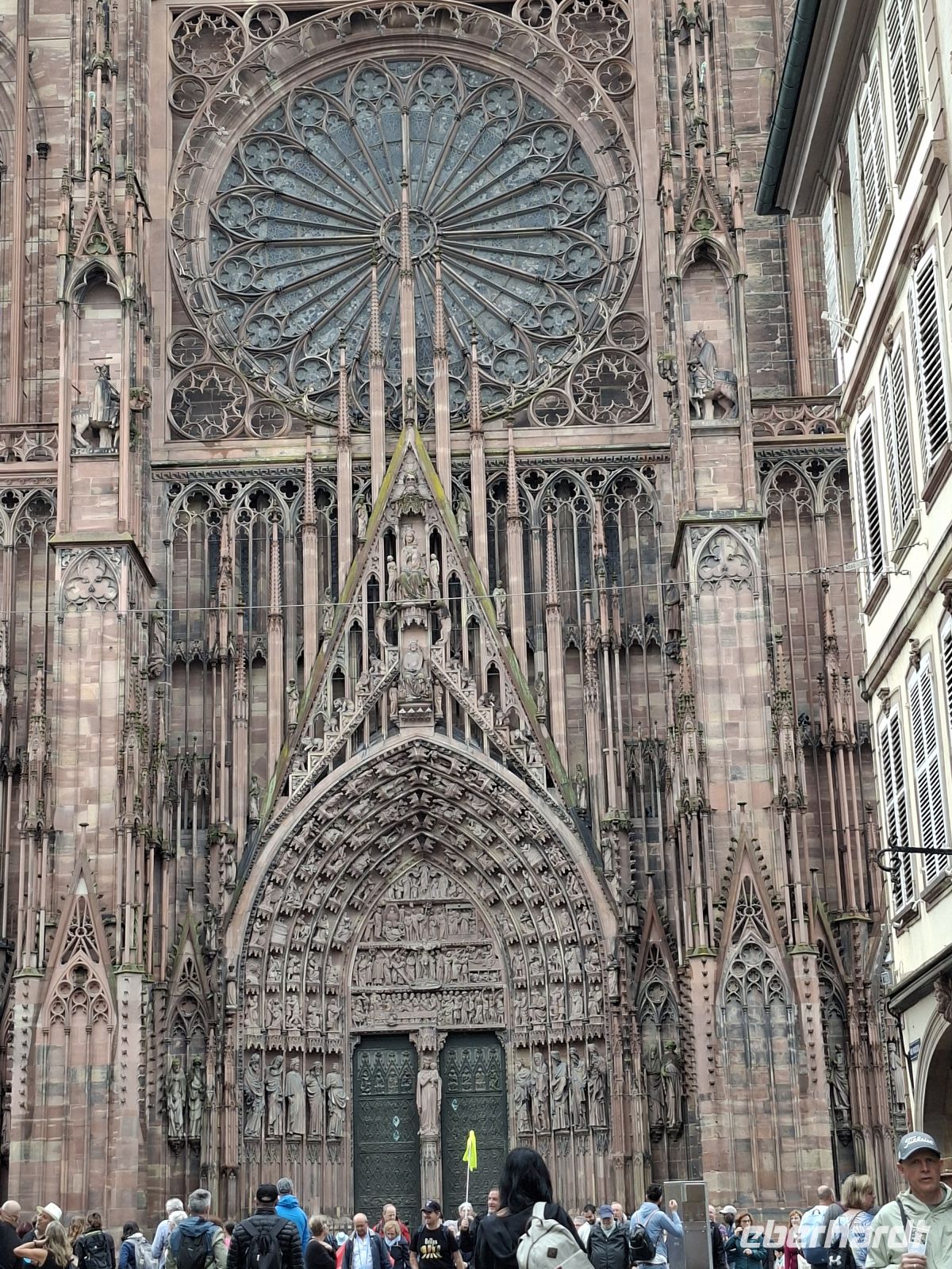 Straßburg - Münster Hauptportal mit Rosette (Radfenster) &ndash; &copy; Ute Solf (Eberhardt TRAVEL)