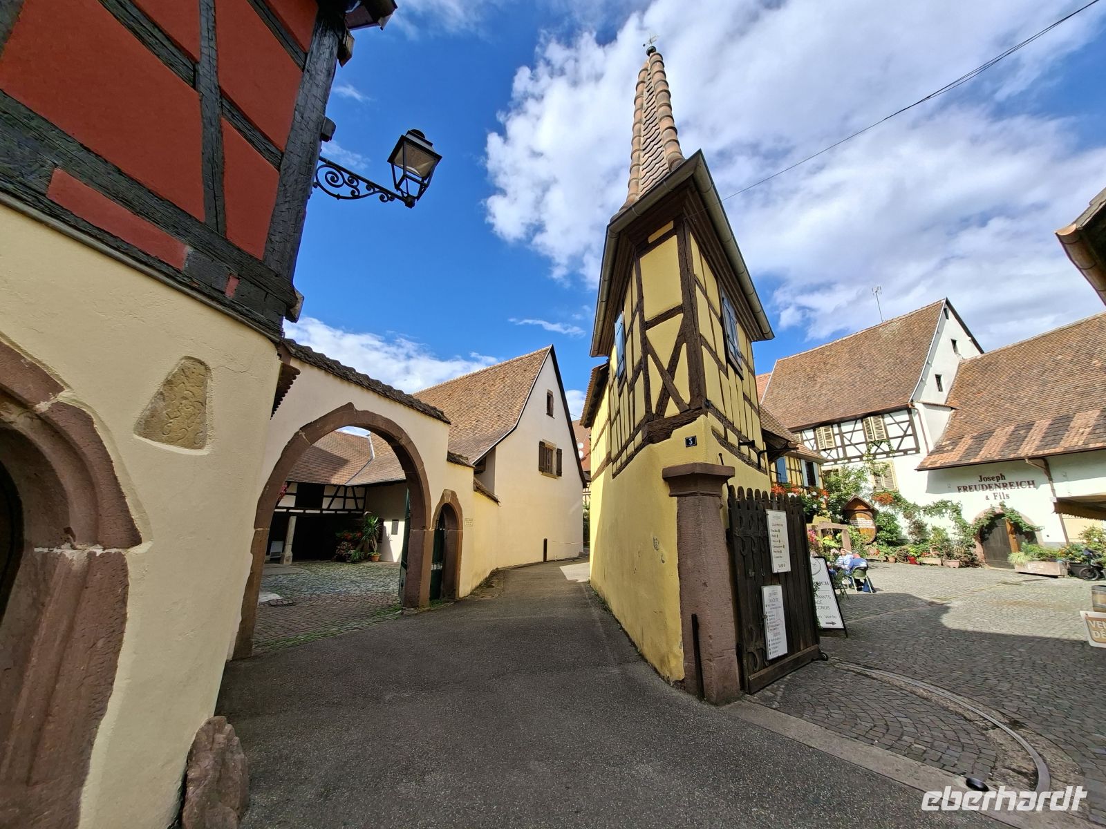 Eguisheim - Einblick in Gässchen u. Höfe &ndash; &copy; Ute Solf (Eberhardt TRAVEL)