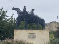 Rundreise Normandie und Bretagne: Wilhelm der Eroberer mit Frau und Burg &ndash; &copy; Ekkehard Villing (Eberhardt TRAVEL)