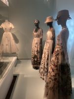 Rundreise Normandie und Bretagne: Kreationen im Dior-Museum in Granville &ndash; &copy; Ekkehard Villing (Eberhardt TRAVEL)