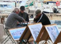 kleines Spielchen in der Herrenrunde am Hafen von St.Tropez  &ndash; &copy; Gina Egenolf (Eberhardt TRAVEL)