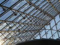 Detailaufnahme in der Pyramide des Louvre
