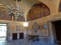 Wohnraum mit Bildern von Richard Burgsthal, Abtei Fontfroide, Frankreich &ndash; &copy; Saskia Pinnow (Eberhardt TRAVEL)