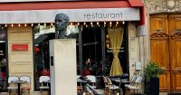Bronzekopf von Charles Aznavour &ndash; &copy; Gina Egenolf (Eberhardt TRAVEL)