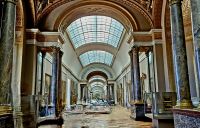 In einer Halle des Louvre Paris  &ndash; &copy; Gina Egenolf (Eberhardt TRAVEL)