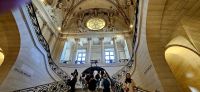 Treppenaufgang im Louvre Paris  &ndash; &copy; Gina Egenolf (Eberhardt TRAVEL)