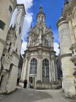 2026-05_Loire_Rad: Schloß Chambord- Treppen-Laterne &ndash; &copy; Dieter Braune (Eberhardt TRAVEL)