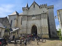 2026-05_Loire_Rad: Candes-St.-Martin - Kirche &ndash; &copy; Dieter Braune (Eberhardt TRAVEL)