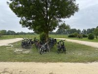 2026-05_Loire_Rad: Fahrradparkplatz in Villandry &ndash; &copy; Dieter Braune (Eberhardt TRAVEL)