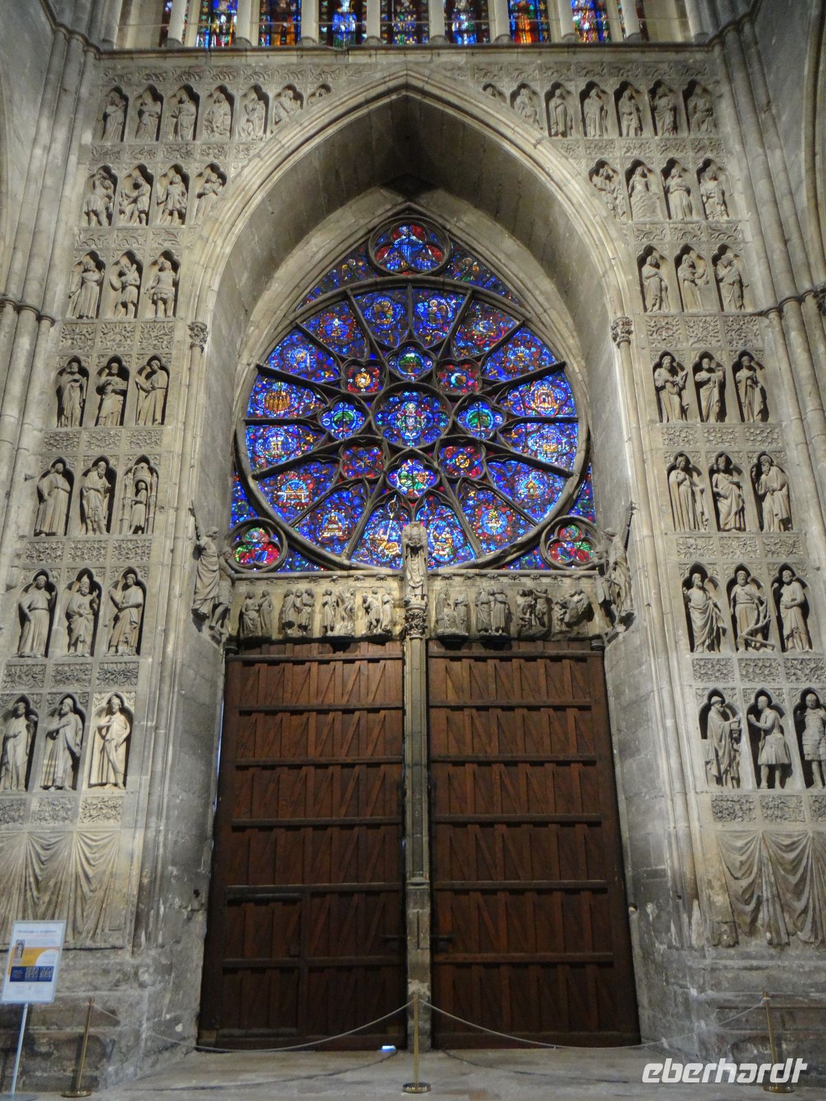 Reims, die Kathedrale Nôtre-Dame, Eingangsportal mit Fensterrose von innen &ndash; &copy; Vivian Kreft (Eberhardt TRAVEL)