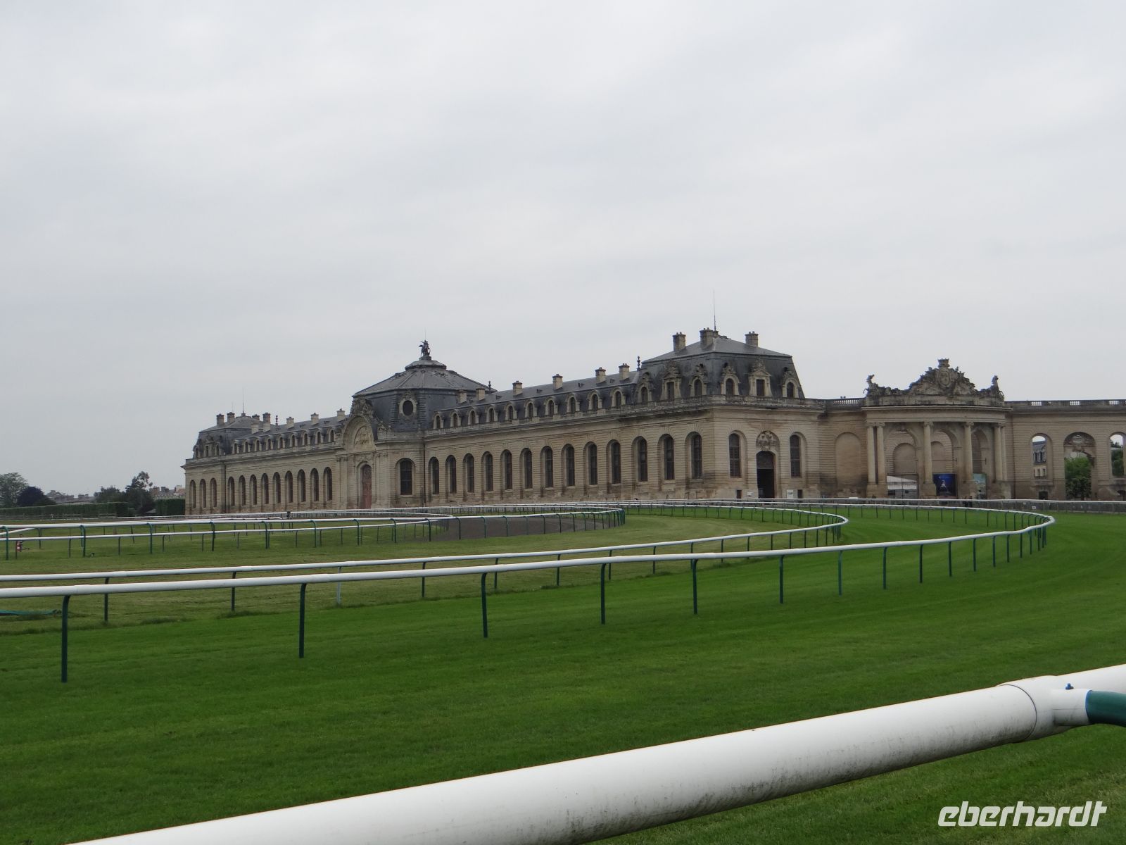 Chantilly, die Pferderennbahn und der Große Marstall &ndash; &copy; Vivian Kreft (Eberhardt TRAVEL)
