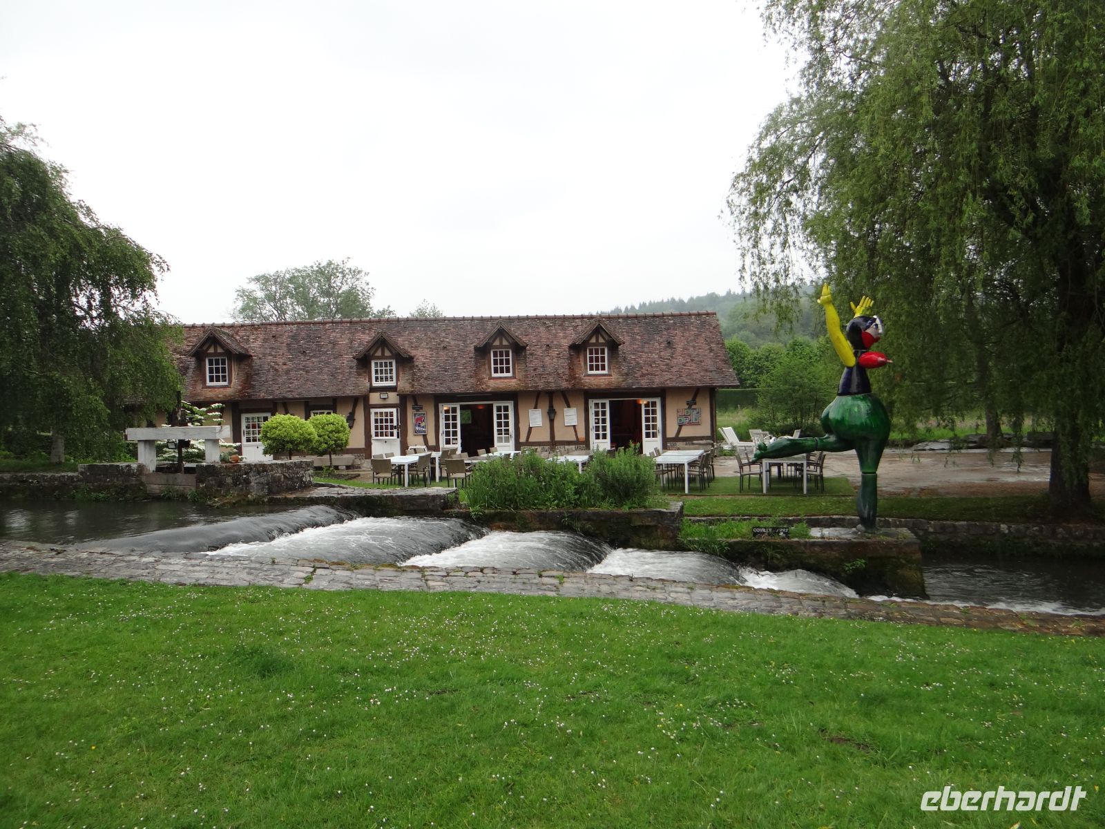Château de Vascoeuil, mit Bachlauf, Café und Skulptur &ndash; &copy; Vivian Kreft (Eberhardt TRAVEL)
