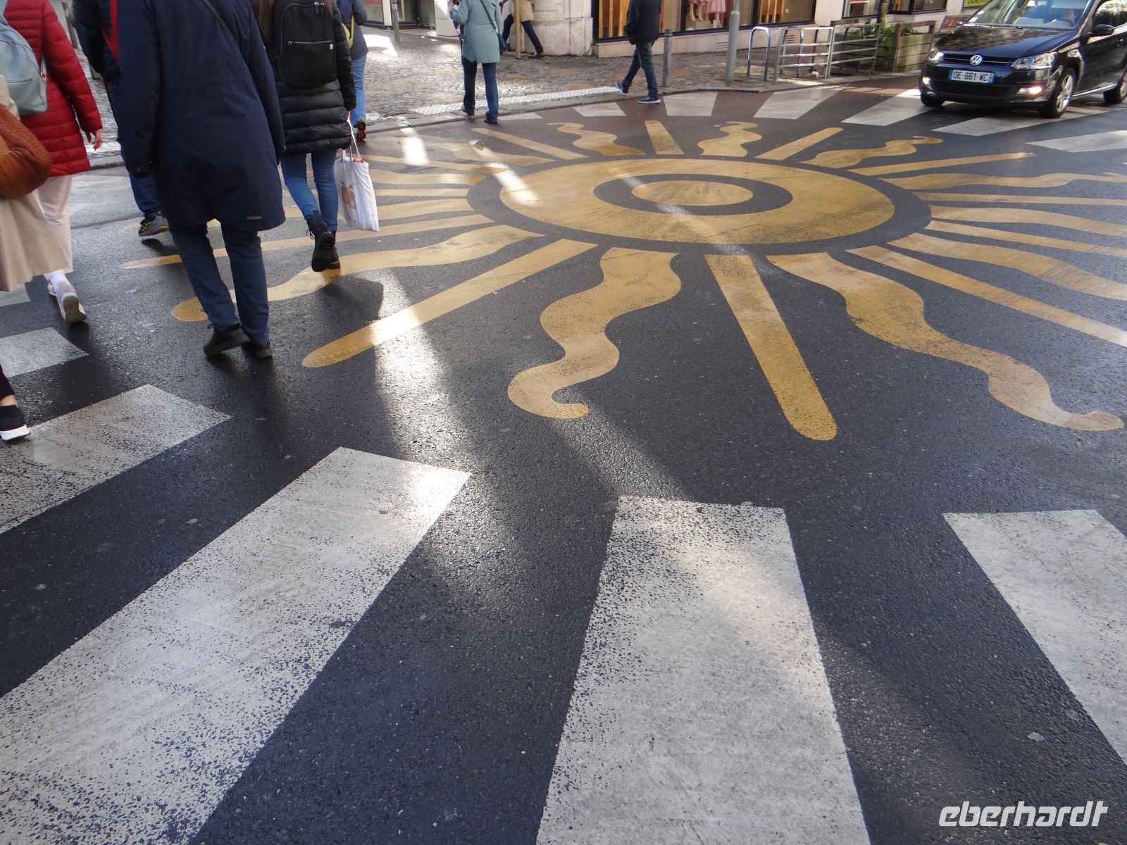 Rouen, Zebrastreifen, der auch im Regen lächeln lässt.  &ndash; &copy; Vivian Kreft (Eberhardt TRAVEL)