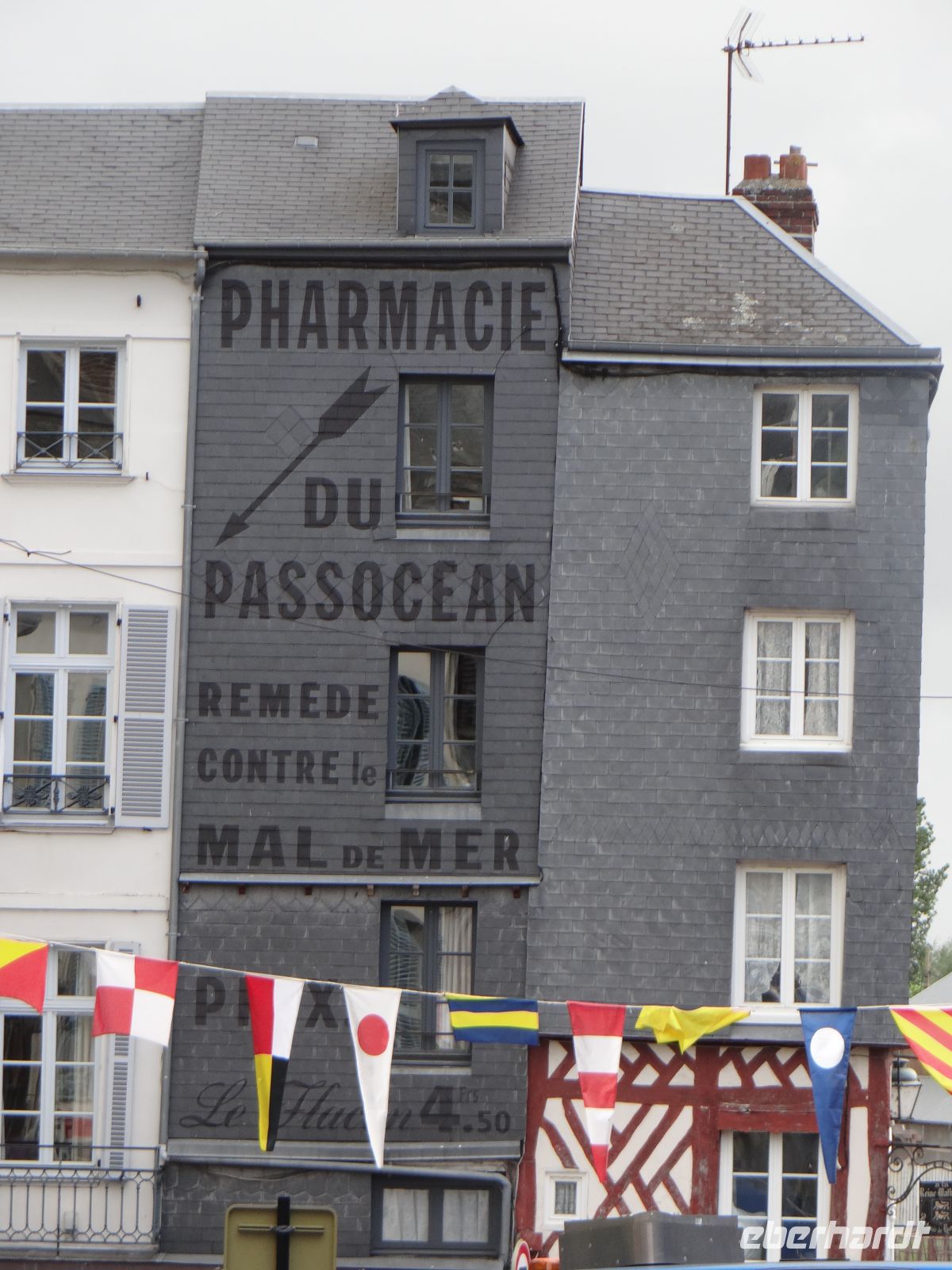 Honfleur, eine Apotheke wirbt für ein Mittel gegen Seekrankheit. &ndash; &copy; Vivian Kreft (Eberhardt TRAVEL)