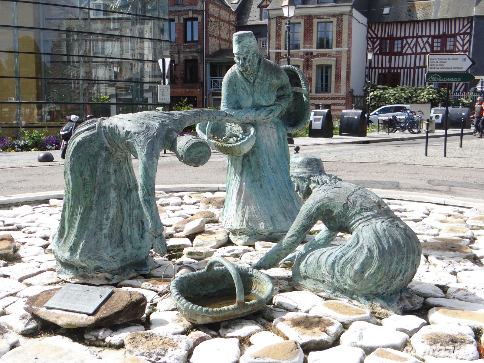 Honfleur, ein Brunnen erinnert an die mühsame Arbeit der Muschelsammlerinnen.  &ndash; &copy; Vivian Kreft (Eberhardt TRAVEL)