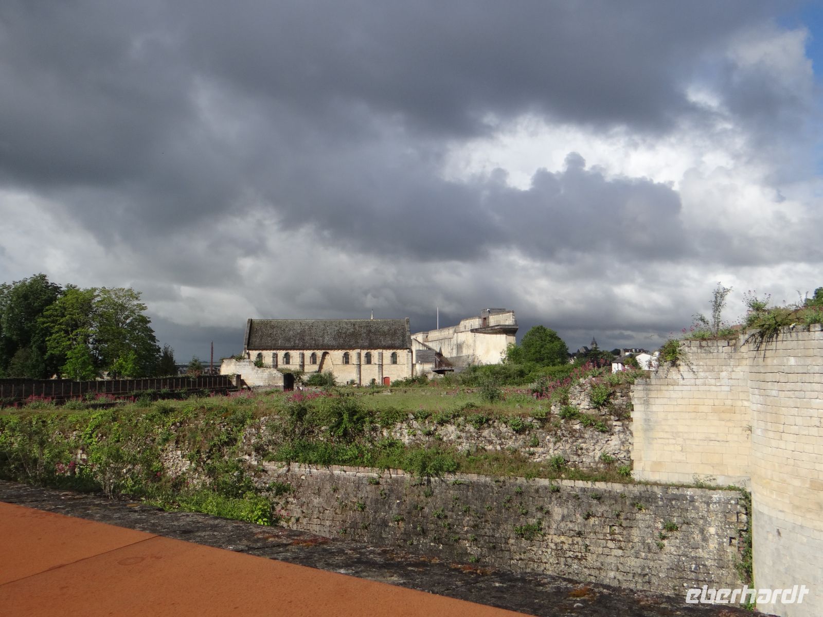 Caen, von der Burg stehen noch die Mauern und der Pallas. &ndash; &copy; Vivian Kreft (Eberhardt TRAVEL)